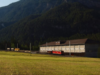 A Rhätische Bahn Ge 6/6<sup>II</sup> 705 Surava állomáson