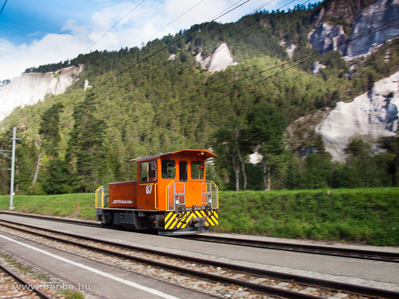 A hatalmas sziklafalak teszik a Ruinaultát a Glacier Express egyik kiemelkedő látványosságává. kép A Tmf 2/2 87 pályaszámú kis dÃzel tolatómozdony (traktor) az Elő-Rajna szurdokában Versam-Safien állomáson fotó