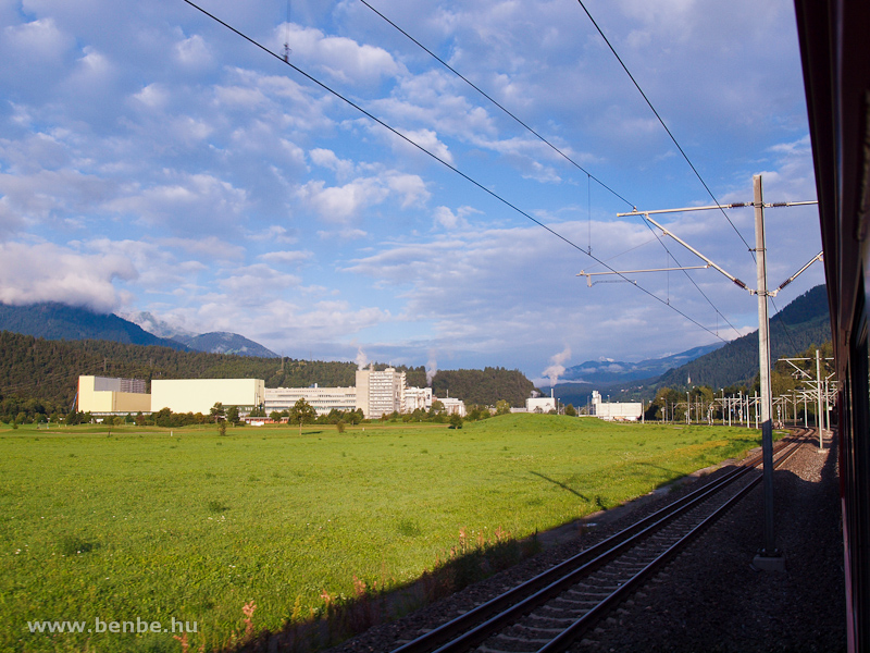 Alpesi ipar: az Ems Chemie a Rhtische Bahn vonala mellett fot