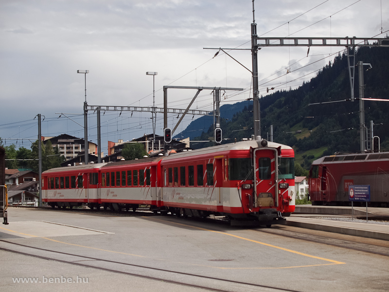 Matterhorn-Gotthardbahn ingavonati szerelvny egy trolvgnyon flrelltva Disentisben fot