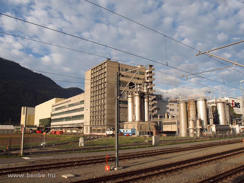 Alpesi ipar: az Ems Chemie a Rhtische Bahn vonala mellett fot