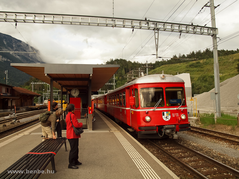 Az RhB 1711-es plyaszm Be 4/4 vezrlőkocsija Reichenau-Tamins llomson egy Thusisba tart S-Bahn vonattal fot