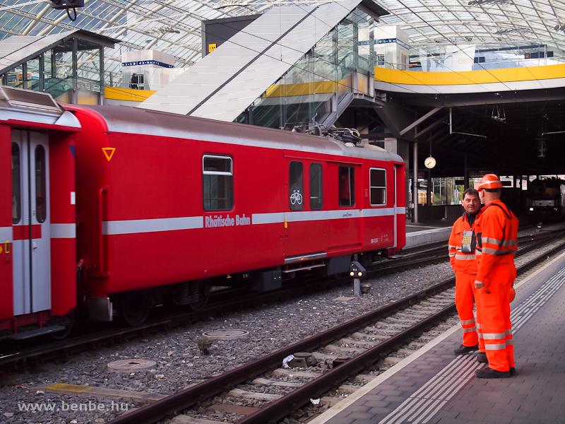 Egy ramszedővel flszerelt RhB poggyszkocsi Churban fot