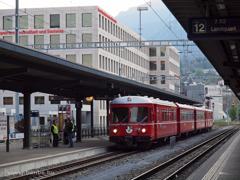 Az RhB Be 4/4 514 plyaszm S-Bahn motorvonat 1714 plyaszm vezrlőkocsija Chur lloms legklső peronja mellett fot