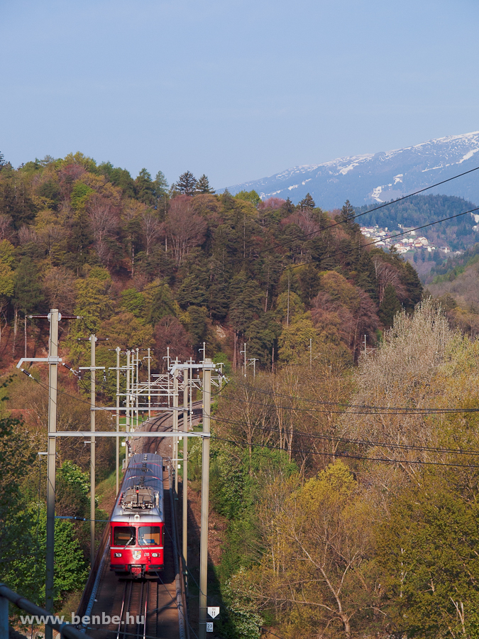 Az RhB Be 4/4 511 plyaszm S-Bahn motorvonat egy S1-es jrattal Rhznsbe menet halad t a reichenaui Hts-Rajna hdon fot