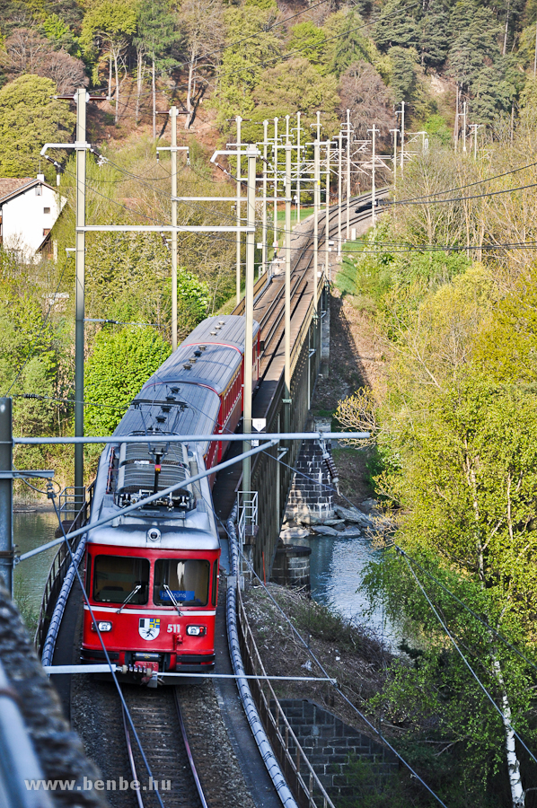 Az RhB Be 4/4 511 plyaszm S-Bahn motorvonat egy S1-es jrattal Rhznsbe menet halad t a reichenaui Hts-Rajna hdon fot