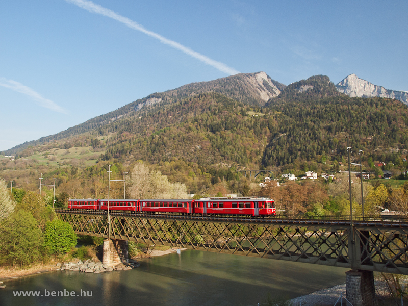 A Be 4/4 511-es S-Bahn Rhznsből Schiersbe tart a Hts-Rajna hdjn Reichenau-Taminsnl fot