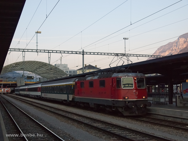 The SBB Re 420 11113 with an InterRegio train to Zrich at Chur station photo