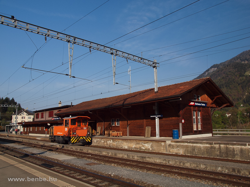 Tm 2/2 119 a darabru-raktr előtt Reichenau-Taminsban fot