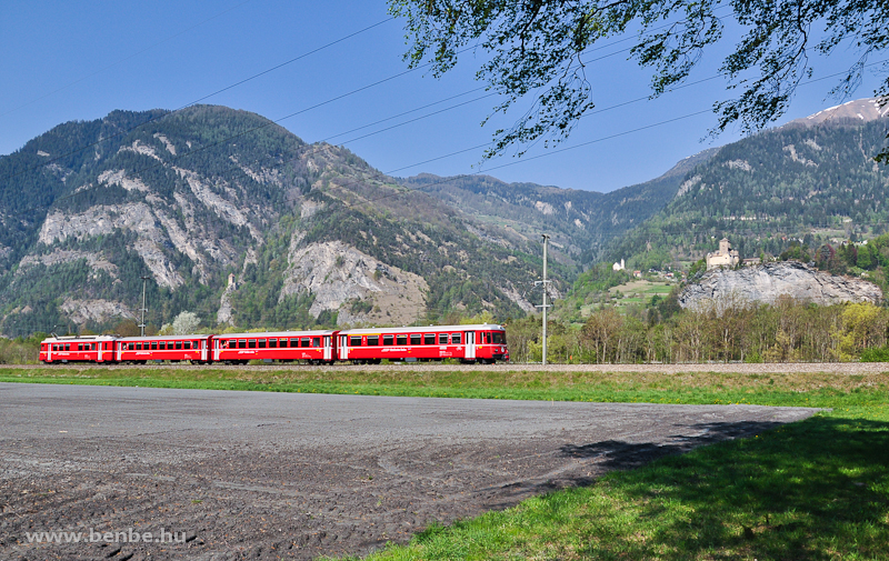 The RhB S-Bahn trainset Be 4/4 512 with driving trailer 1712 on the lead between Rothenbrunnen and Rodels-Realta by Schloss Ortenstein photo