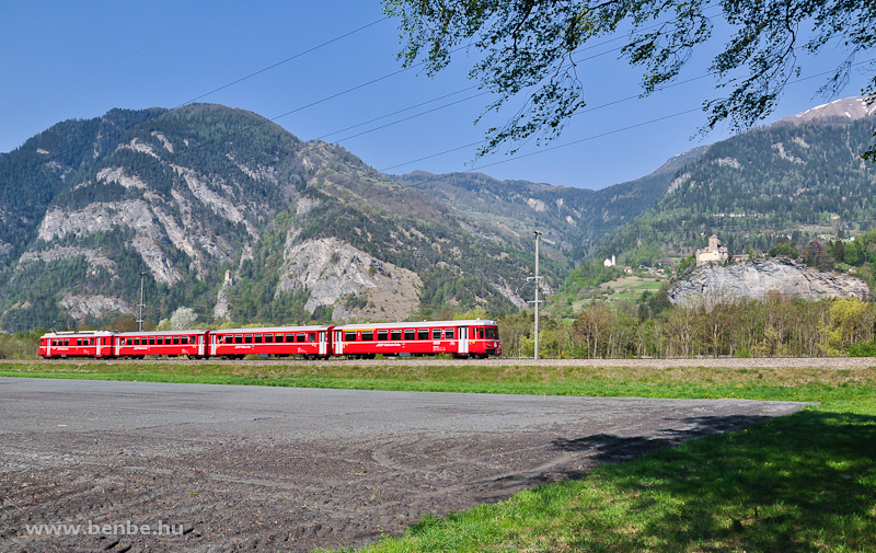 Az RhB Be 4/4 512 plyaszm S-Bahn motorvonata a 1712 plyaszm vezrlőkocsival Rothenbrunnen s Rodels-Realta kztt halad a Schloss Ortensteinnl fot