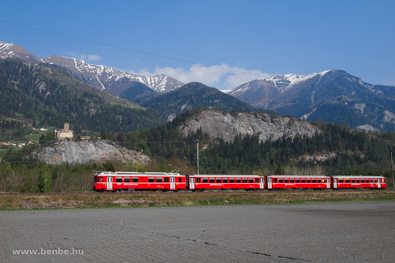 The RhB Be 4/4 512 S-Bahn trainset between Rodels-Realta and Rothenbrunnen photo