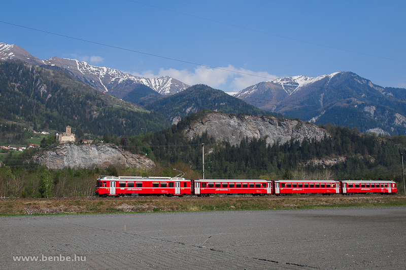 A Be 4/4 512 plyaszm S-Bahn motorvonat Rodels-Realta s Rothenbrunnen kztt a Schloss Ortensteinnl fot