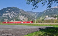 Az RhB Be 4/4 512 pályaszámú S-Bahn motorvonata a 1712 pályaszámú vezérlőkocsival Rothenbrunnen és Rodels-Realta között halad a Schloss Ortensteinnél