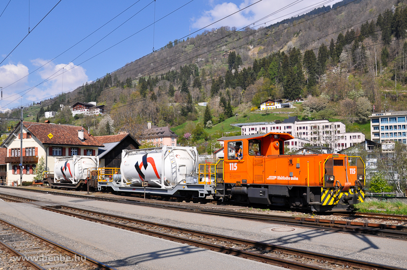 Az RhB Tm 2/2 115-s Ilanz llomson rendeszkedik fot