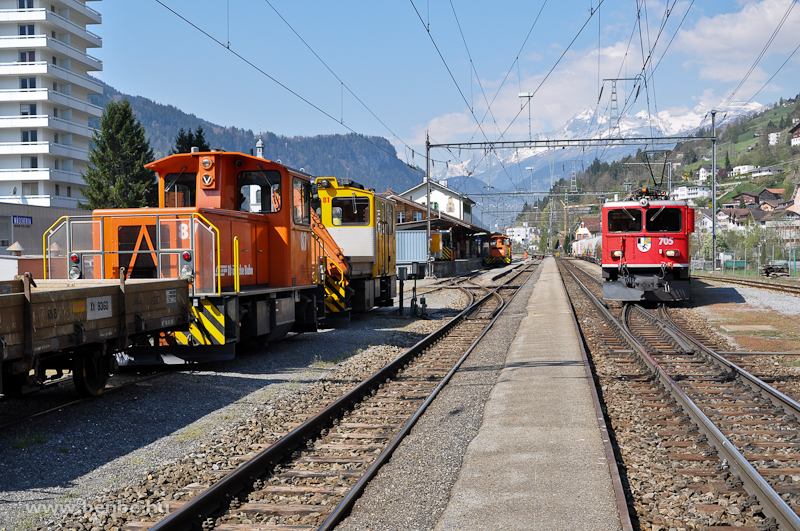 Az RhB Tmf 2/2 87-es traktor, a Tm 2/2 81-es plyafenntartsi darus vontat, a Tm 2/2 115-s traktor s a Ge 6/6 fot