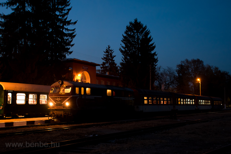 The BDŽ 75 004-2 seen at Velingrad station in the evening photo
