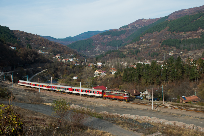 The BDŽ 44 082 seen between Svoge and Thompson photo