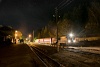 A BDŽ 77 002-4 pályaszámú Faur mozdonya Yakoruda állomáson az éjszakai, csillagos égbolttal