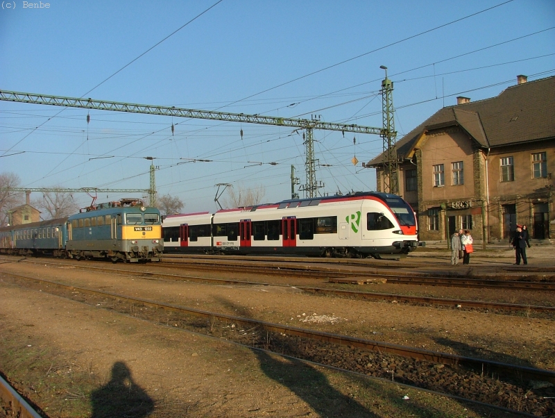 Régi és új - a jövőben az ilyen személyvonatok helyett Delfinek járnak. Talán 2007-től. kép Ercsi, V43 1232 fotó