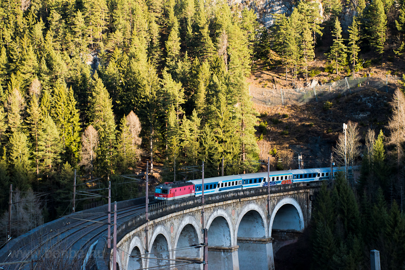 Az BB 1144 023 Breitenstein s Wolfsbergkogel kztt a Kalte Rinne viadukton az Emona EuroCity vonattal fot