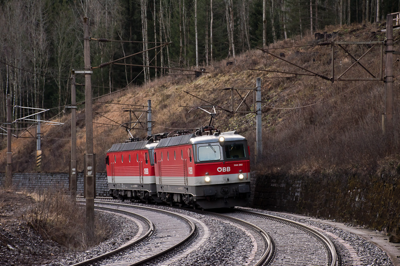 Az BB 1144 262 s a 1144 213 Wolfsbergkogel s Breitenstein kztt fot