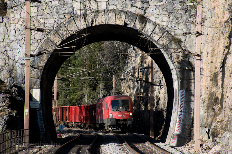 Az BB 1016 007 Wolfsbergkogel s Breitenstein kztt a Kleines Krausel Tunnel előtt fot