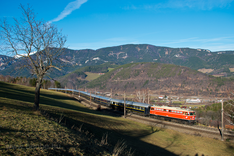 The ÖBB 1042.23 seen betwee picture