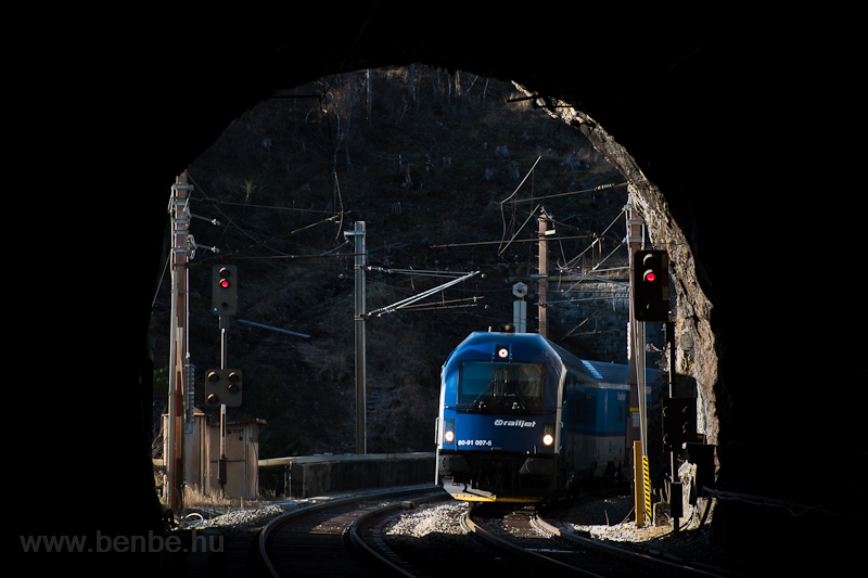 The ČD 80-91 007-5 seen between Breitenstein and Klamm-Schottwien, on the short sunny patch between Weinzettelfeldtunnel and Weinzettelwandtunnel photo