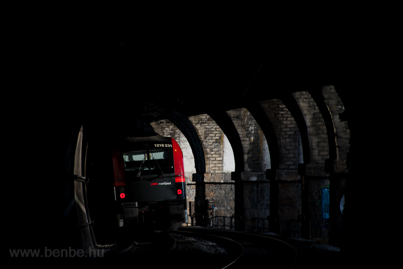 The BB 1216 231 seen between Breitenstein and Klamm-Schottwien in the Weinzettelwandtunnel photo