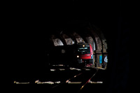 Az ÖBB 1216 017 pályaszámú, olaszországi forgalomra is alkalmas, három áramrendszerű, ES64U3 típusú villanymozdonya Klamm-Schottwien és Breitenstein között a Weinzettlewand-Tunnelben egy Villachon át Udinébe vagy Velencébe tartó railjettel
