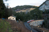 Az ÖBB 4746 026 pályaszámú Desiro ML/Cityjet villamos motorvonata Breitenstein és Wolfsbergkogel között a Kalte Rinne viadukton