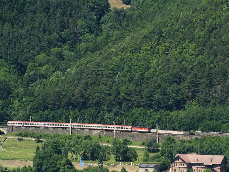 A vezető és az utasok megkönnyebbülhetnek, nem csak a csúcson vannak túl, de hamarosan a sűrű kanyargásnak és a lassú poroszkálásnak is végeszakad, ismét 140-nel száguldhatnak Bécs felé. kép 1044 289-4 Küb és Eichberg között fotó