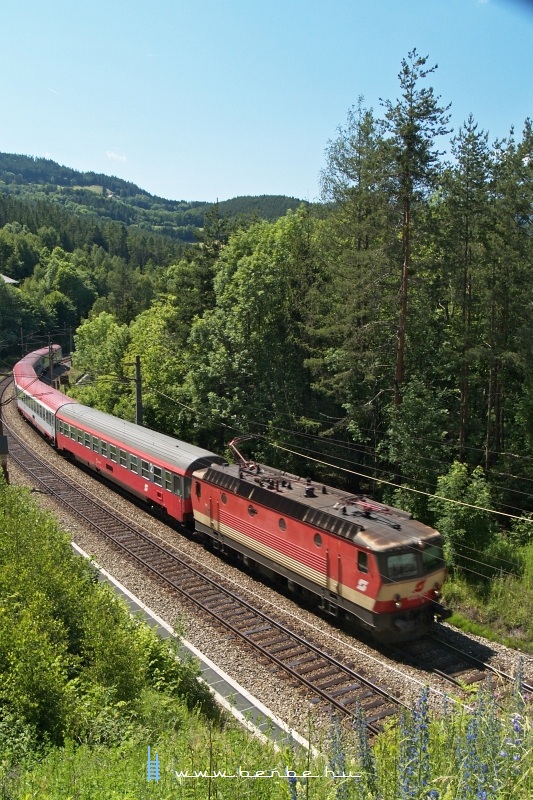 1044 092-5 sakktábla-mintás fényezésben a Steinbauer tunnel-nél fotó