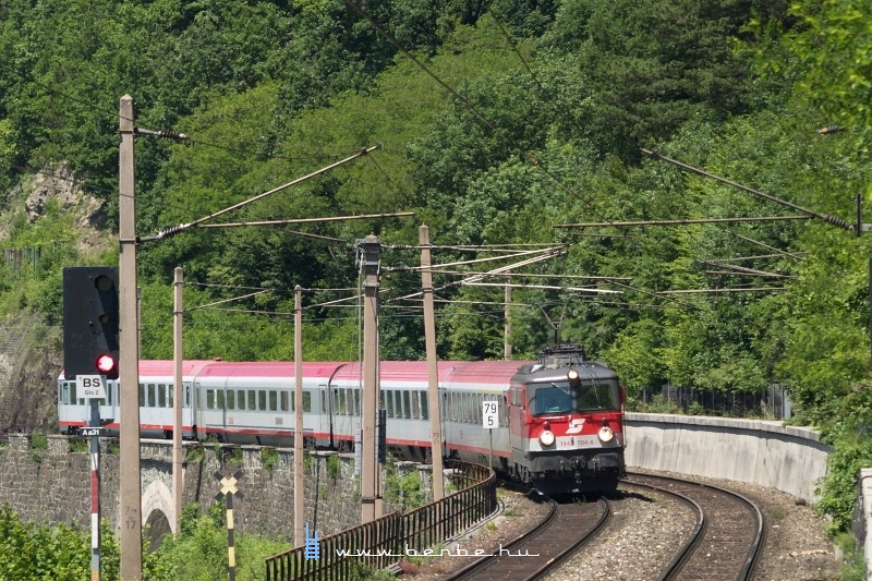 The 1142 704-4 between Payerbach-Reichenau and Schlglmhl photo