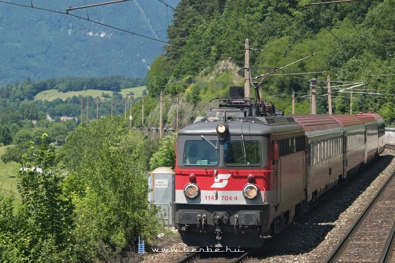 The 1142 704-4 between Payerbach-Reichenau and Schlglmhl photo