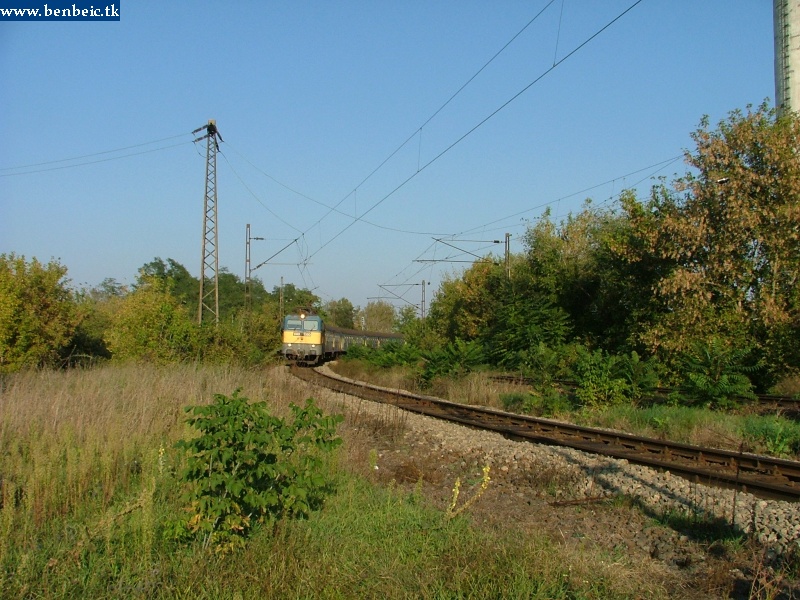 The V43 1350 entering Ferencvros station photo