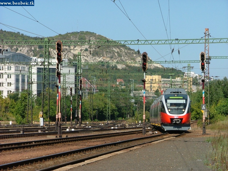 The 5342 001-4 at Kelenfld station photo