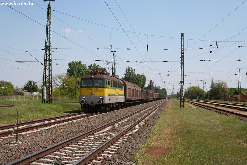 V43 333 halad át Ács állomá fotó