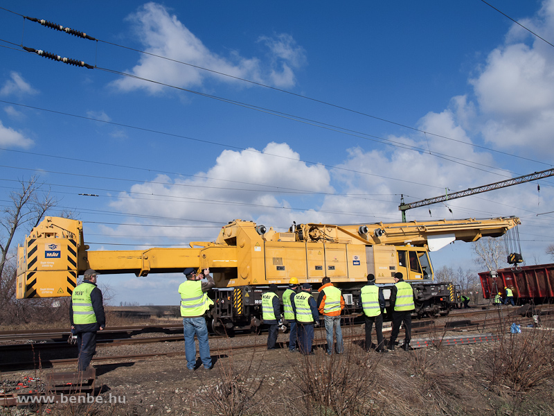 When moving straight the counterweights can be pushed back by a long distance photo