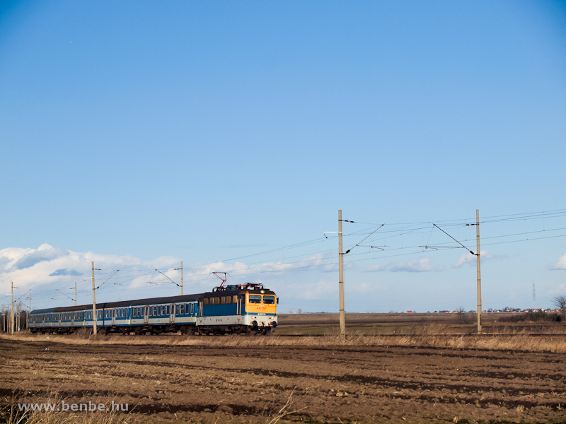 The MÁV-TR 91 55 0 433 157-9 (ex-V43 3197) between Iváncsa and Pusztaszabolcs  photo