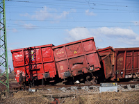 A pile of Eas freight cars after the accident at Rácalmás