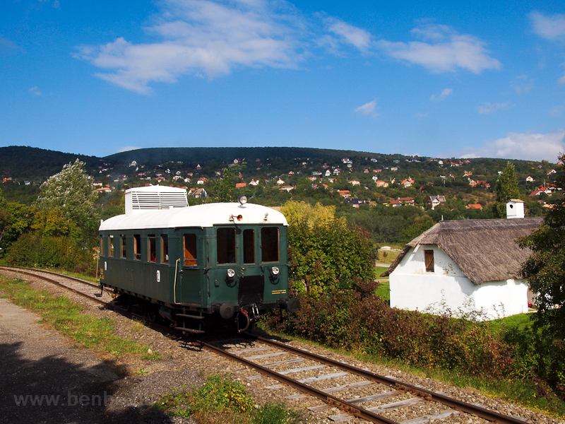 A MV Nosztalgia kft. - Szentendrei Szabadtri Nprajzi Mzeum BCmot 422 Kovcsműhely s Skanzen főbejrat kztt fot