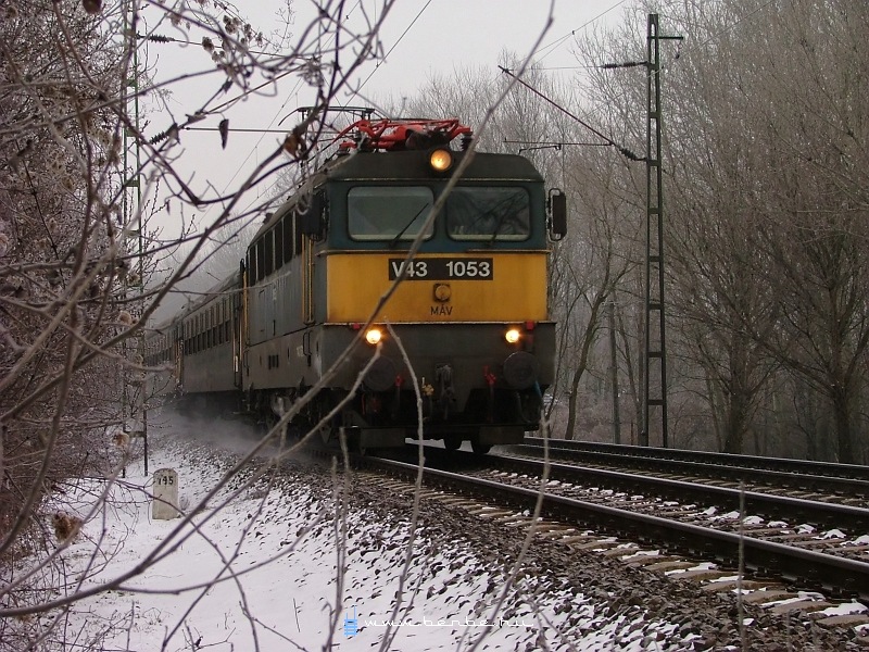 V43 1053 miskolci expresszvonattal (fakultatv helyjegyes gyorssal, 29-05 Bp kocsikkal) Rkosligetnl fot