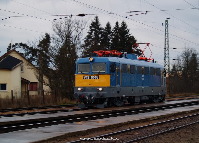 The V43 1048 at Isaszeg photo