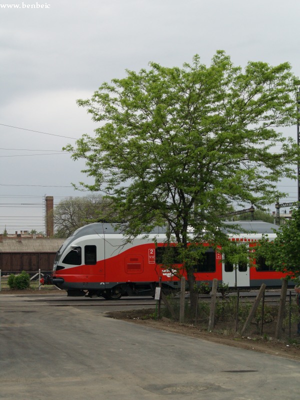 Ekkor persze még nem ismertem őket, így a "Stadler"-felirat előtt készült riportkép után nyugodtan fordultam a fa alatt pózoló egyes Delfin felé. kép Az egyes FLIRT a karbantartóbázis előtt fotó