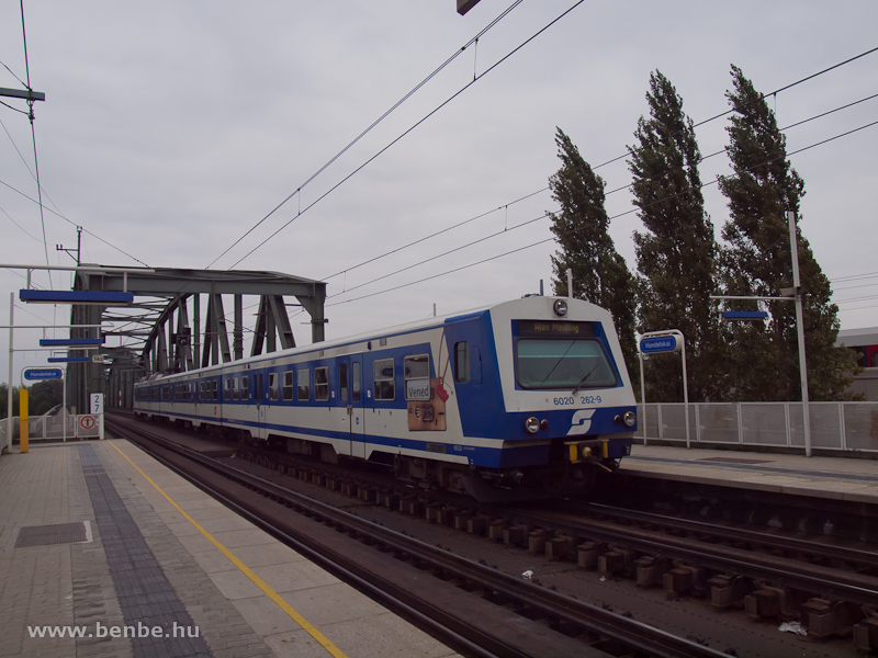 Az BB 4020/6020 262-9 szm motorvonati vezrlőkocsi az jduna-hdon Handelskai-nl fot