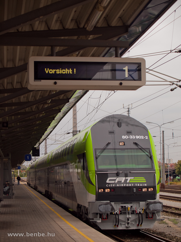 Az BB/CAT (City Airport Train) 80-33 902-2 plyaszm emeletes vezrlőkocsija Schwechat llomson fot