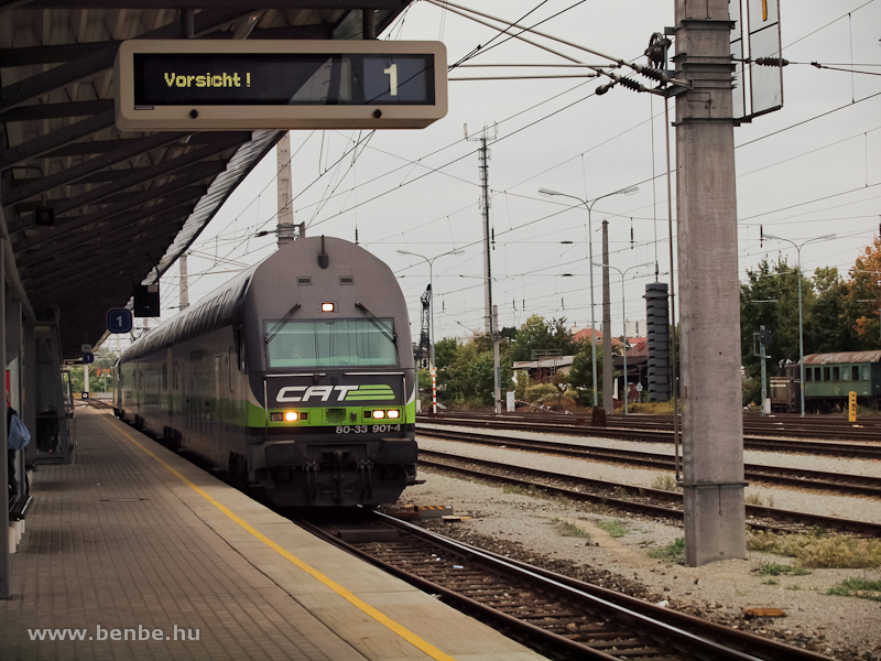 Az BB/CAT (City Airport Train) 80-33 901-4 plyaszm vezrlőkocsija Schwechat llomson halad t fot