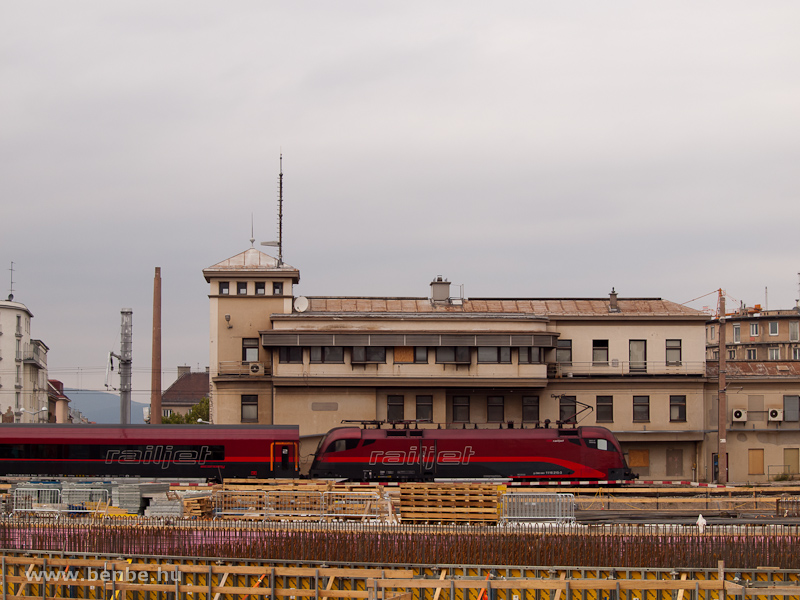 railjet vonat halad t a bcsi főplyaudvaron a svjci ramszedővel is flszerelt 1116 216-3 ltal tolva fot